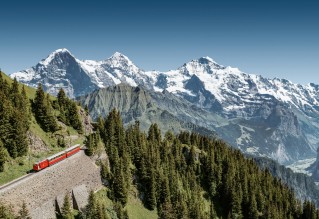 Zahnradbahn Schynige Platte mit Sicht auf Eiger, Mönch und Jungfrau